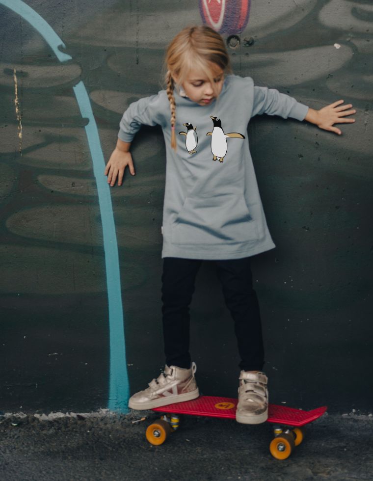 Camilla Sweatshirt aus Bio-Baumwolle - hellblau mit Pinguin Aufdruck