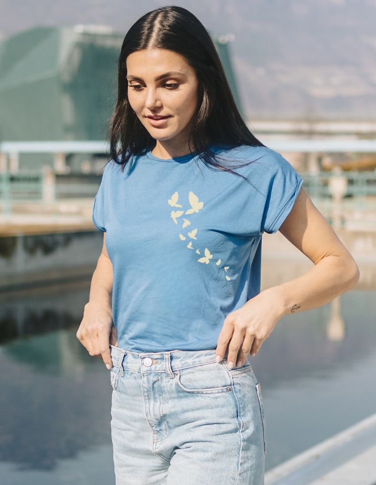 Laura T-Shirt aus Eukalyptusfaser - Hellblau mit Schmetterlingen